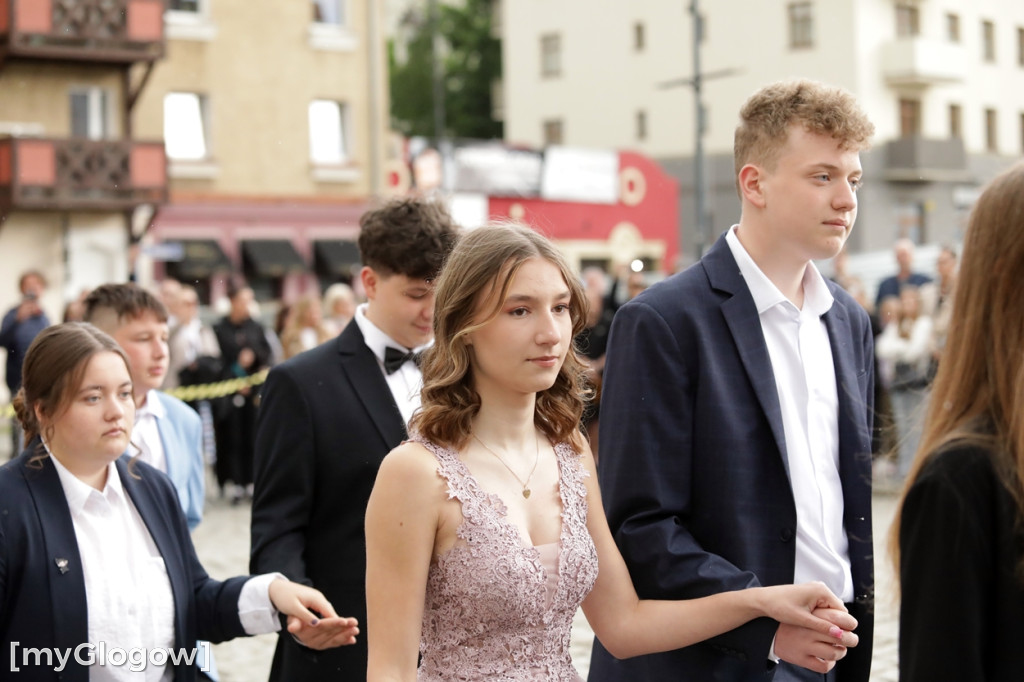 Ósmoklasiści (SP 12 w Głogowie) zatańczyli
