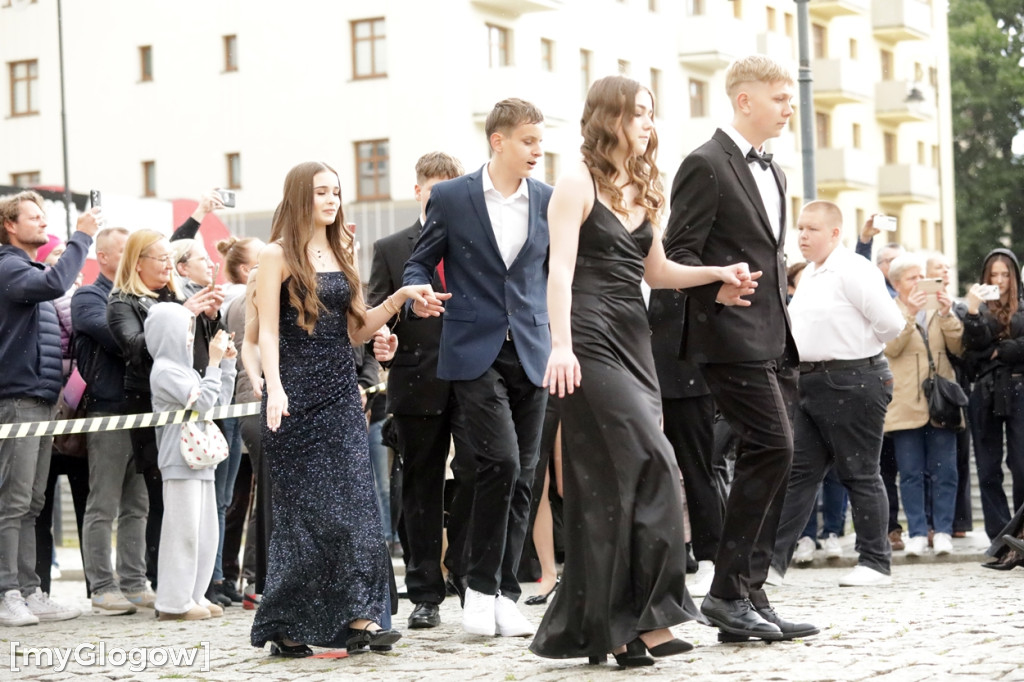 Ósmoklasiści (SP 12 w Głogowie) zatańczyli