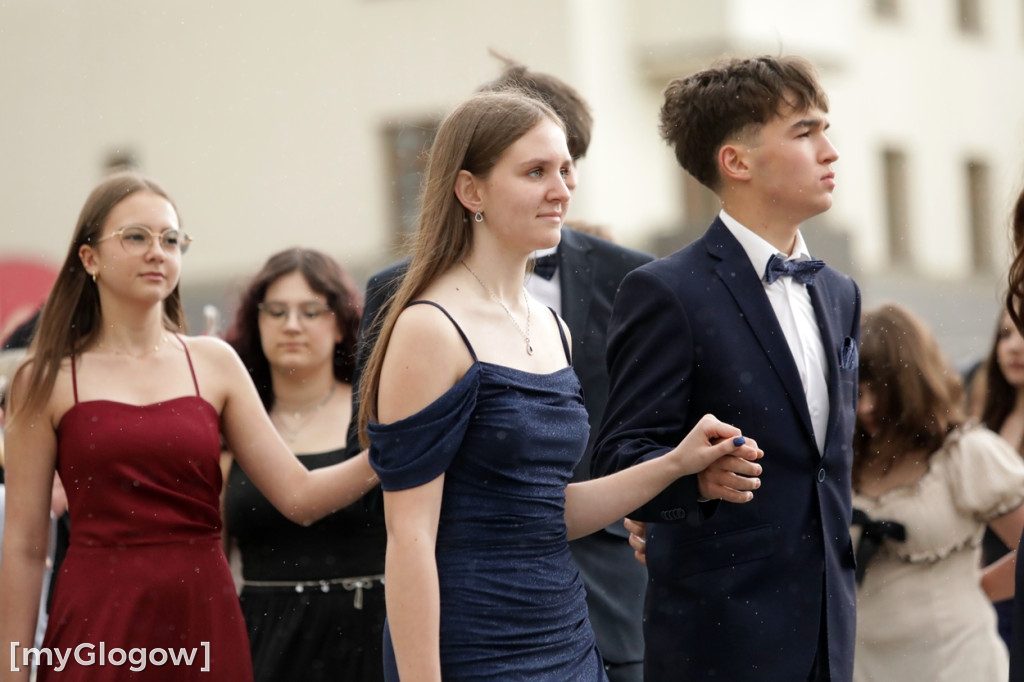 Ósmoklasiści (SP 12 w Głogowie) zatańczyli