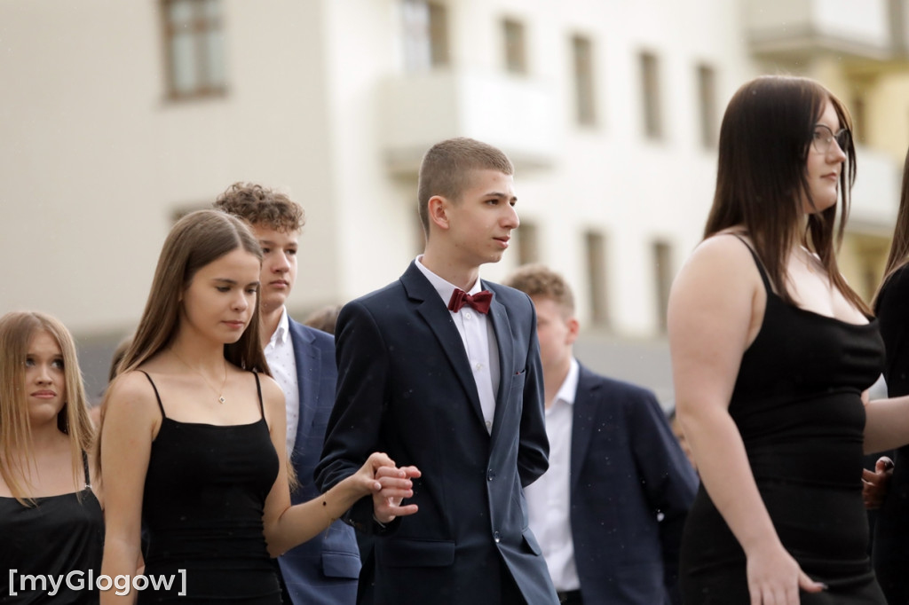 Ósmoklasiści (SP 12 w Głogowie) zatańczyli