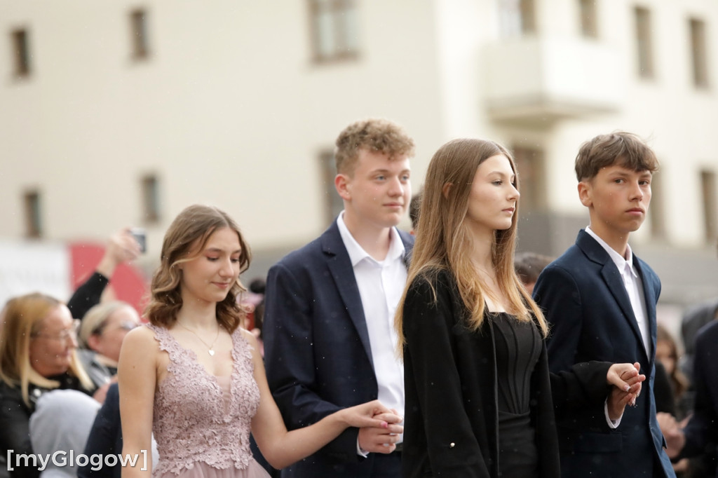 Ósmoklasiści (SP 12 w Głogowie) zatańczyli