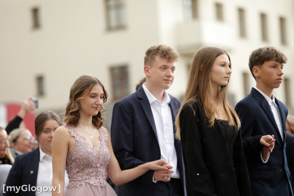 Ósmoklasiści (SP 12 w Głogowie) zatańczyli