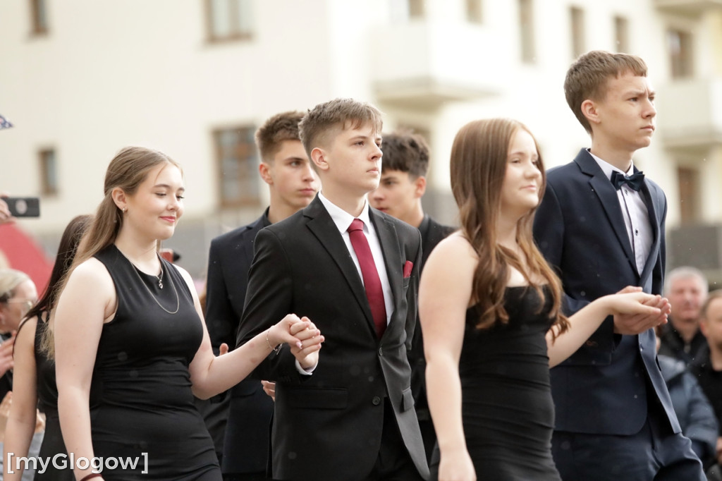 Ósmoklasiści (SP 12 w Głogowie) zatańczyli