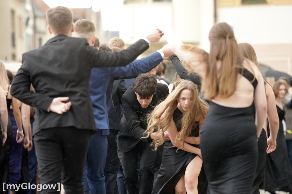 Ósmoklasiści (SP 12 w Głogowie) zatańczyli