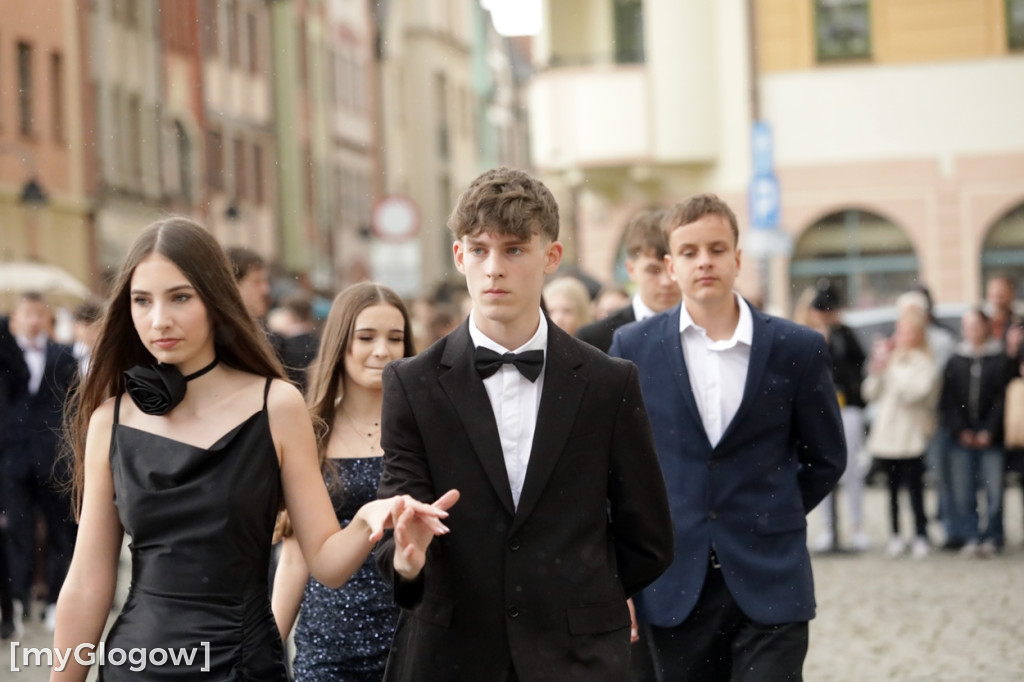Ósmoklasiści (SP 12 w Głogowie) zatańczyli