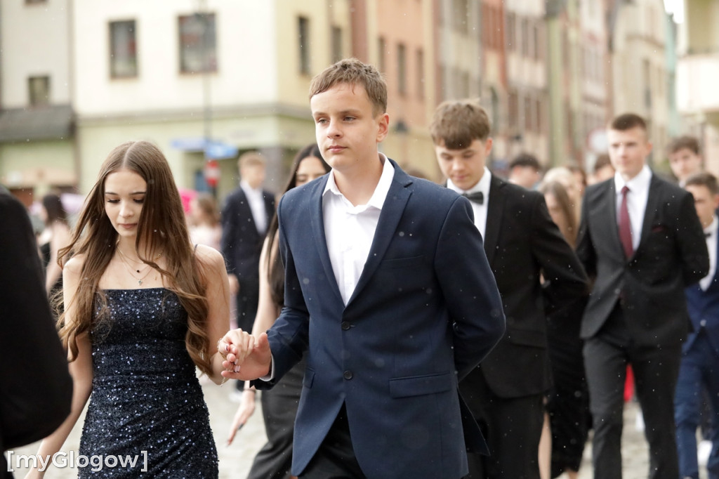 Ósmoklasiści (SP 12 w Głogowie) zatańczyli