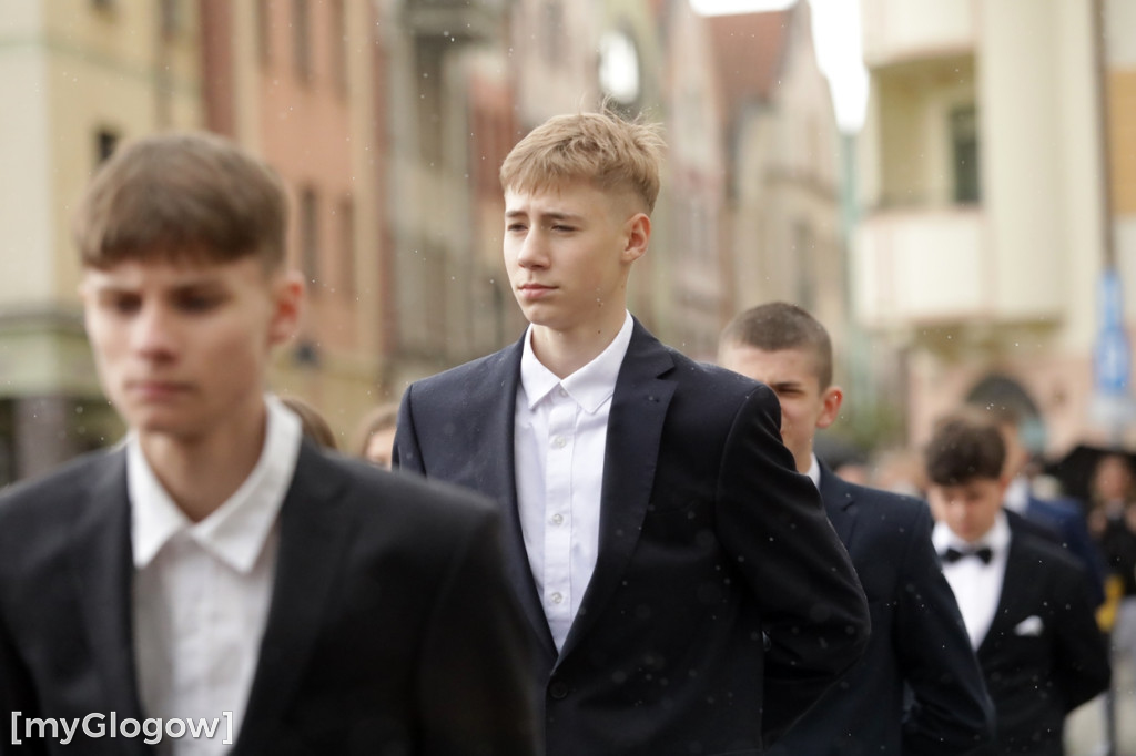 Ósmoklasiści (SP 12 w Głogowie) zatańczyli