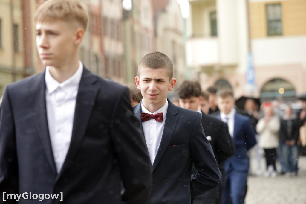 Ósmoklasiści (SP 12 w Głogowie) zatańczyli