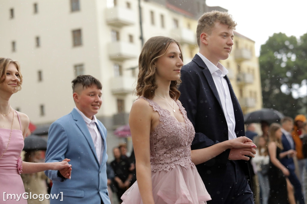 Ósmoklasiści (SP 12 w Głogowie) zatańczyli
