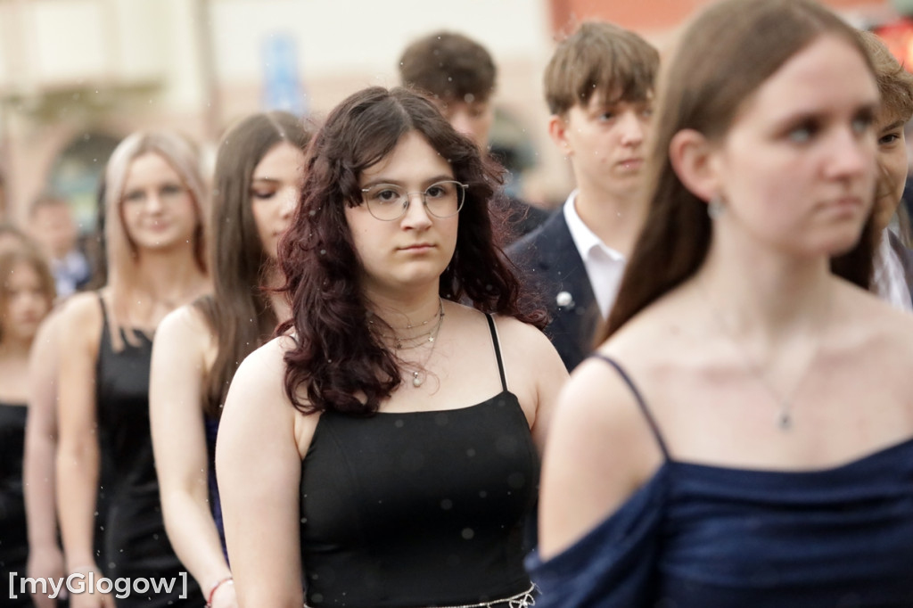 Ósmoklasiści (SP 12 w Głogowie) zatańczyli