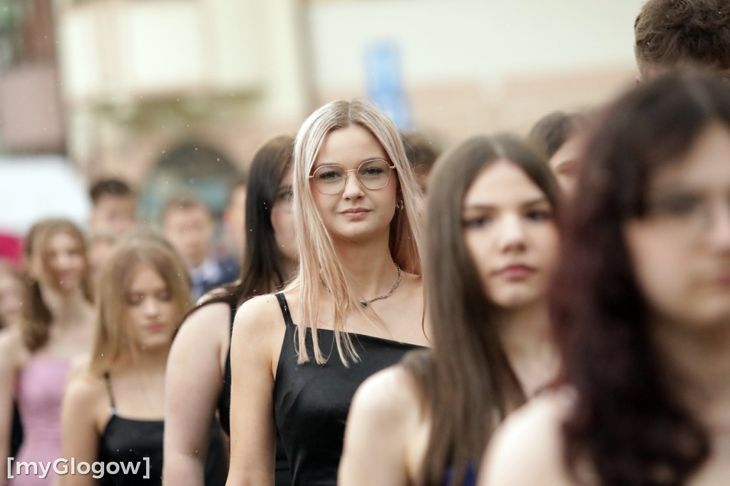 Ósmoklasiści (SP 12 w Głogowie) zatańczyli