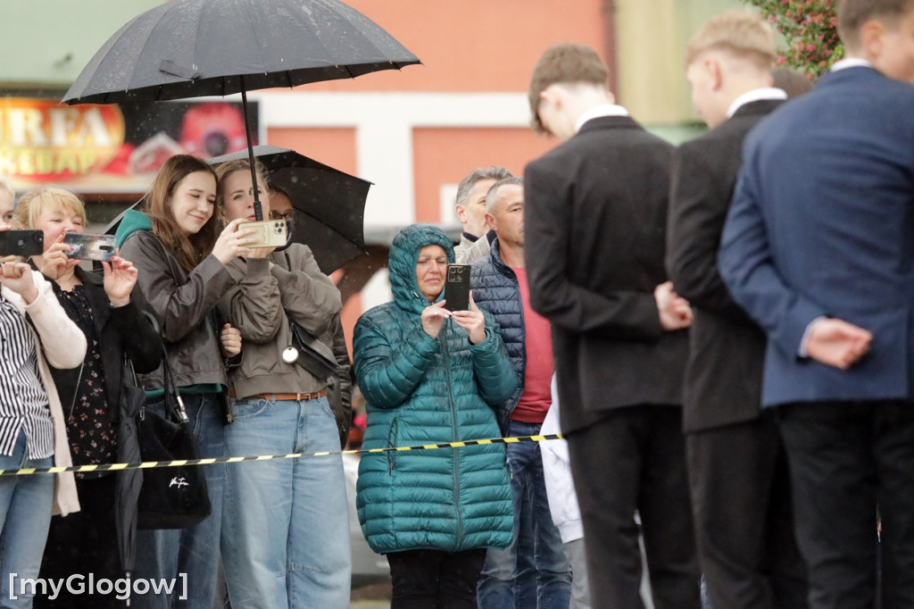 Ósmoklasiści (SP 12 w Głogowie) zatańczyli