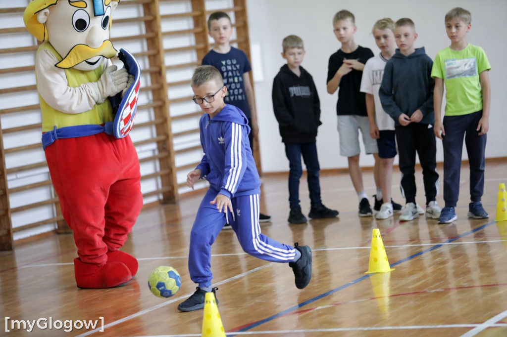 Zajęcia z piłki ręcznej w SP 7 w Głogowie
