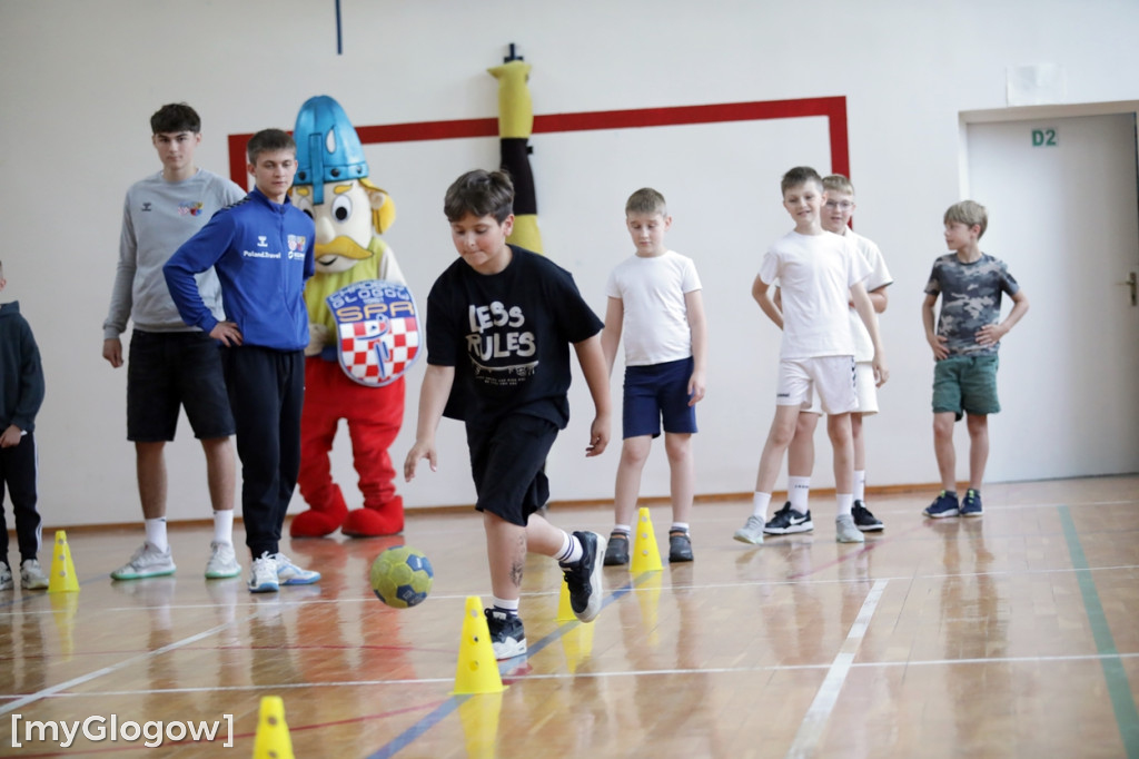 Zajęcia z piłki ręcznej w SP 7 w Głogowie