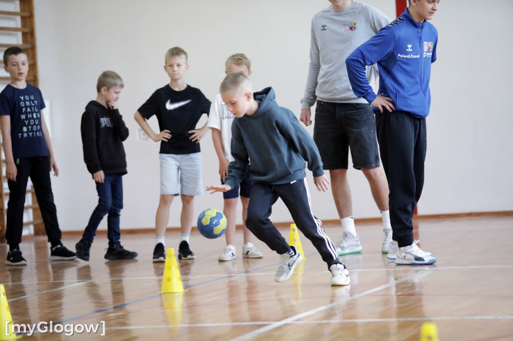 Zajęcia z piłki ręcznej w SP 7 w Głogowie
