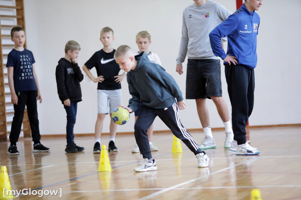 Zajęcia z piłki ręcznej w SP 7 w Głogowie