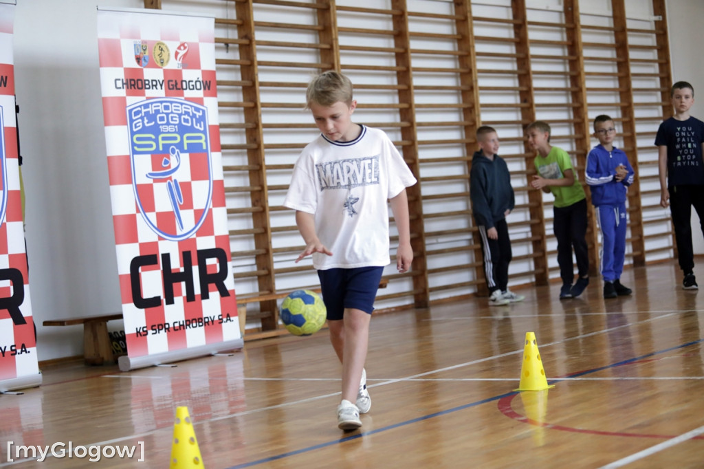 Zajęcia z piłki ręcznej w SP 7 w Głogowie