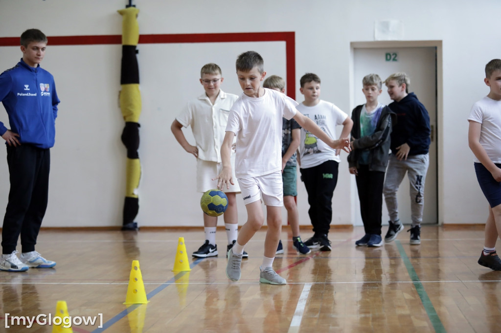 Zajęcia z piłki ręcznej w SP 7 w Głogowie