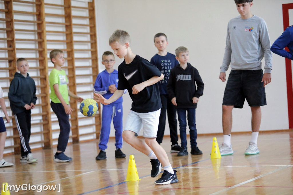 Zajęcia z piłki ręcznej w SP 7 w Głogowie