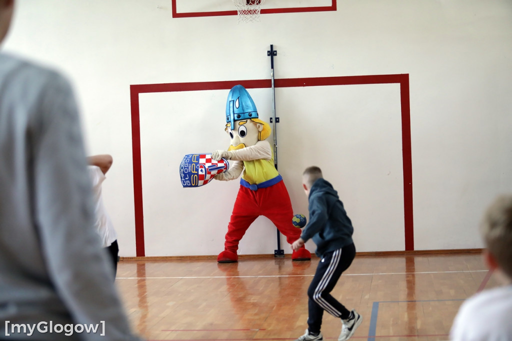 Zajęcia z piłki ręcznej w SP 7 w Głogowie