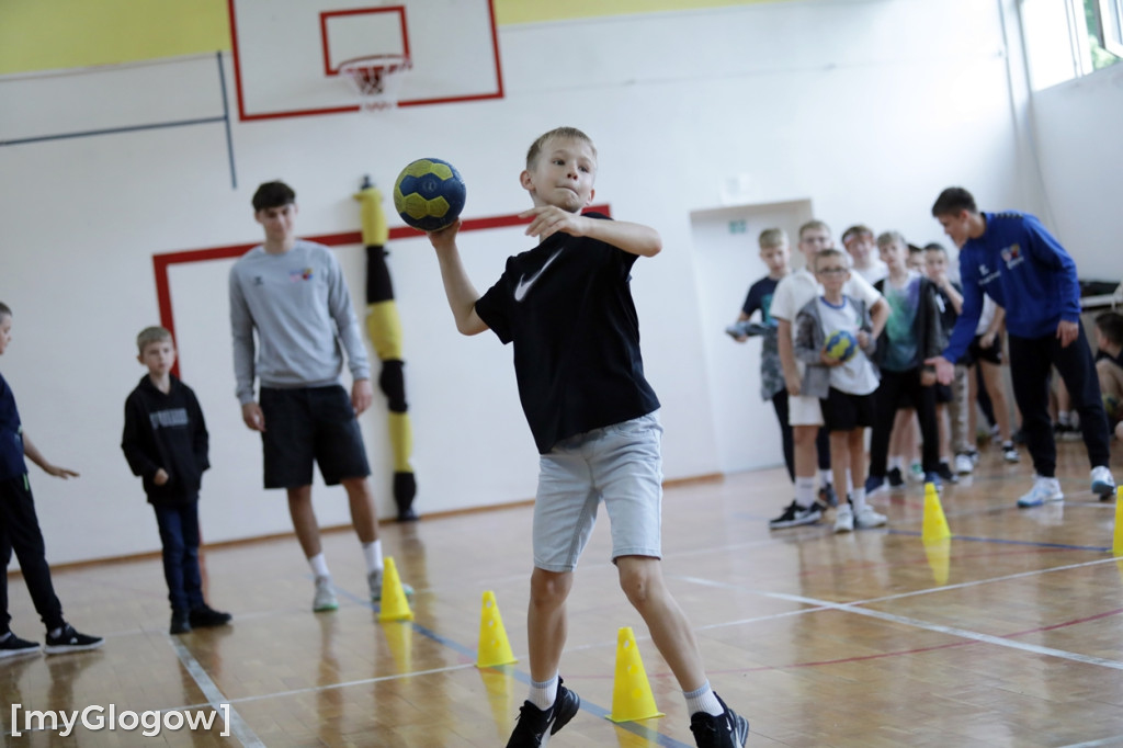 Zajęcia z piłki ręcznej w SP 7 w Głogowie
