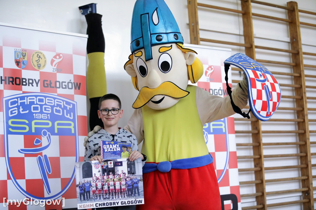Zajęcia z piłki ręcznej w SP 7 w Głogowie