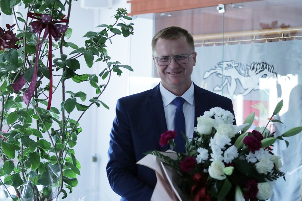 Kwiatowa kolejka z gratulacjami do do wójta
