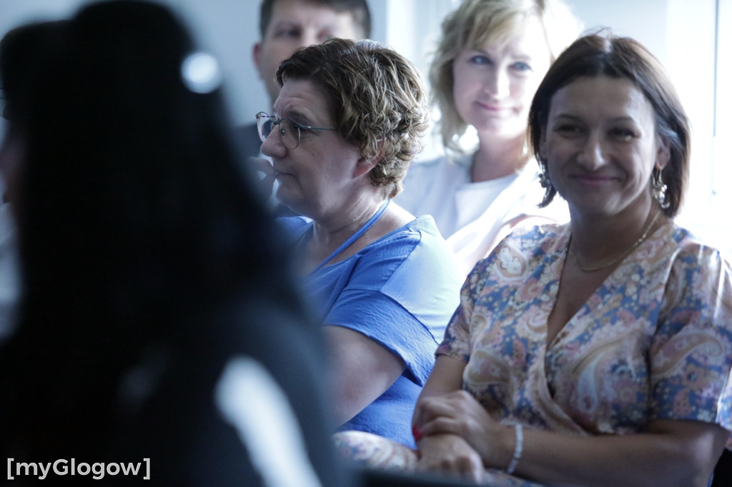 Kwiatowa kolejka z gratulacjami do do wójta