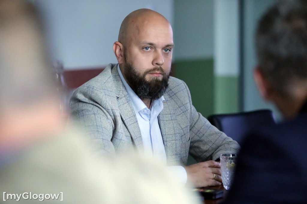 Kwiatowa kolejka z gratulacjami do do wójta