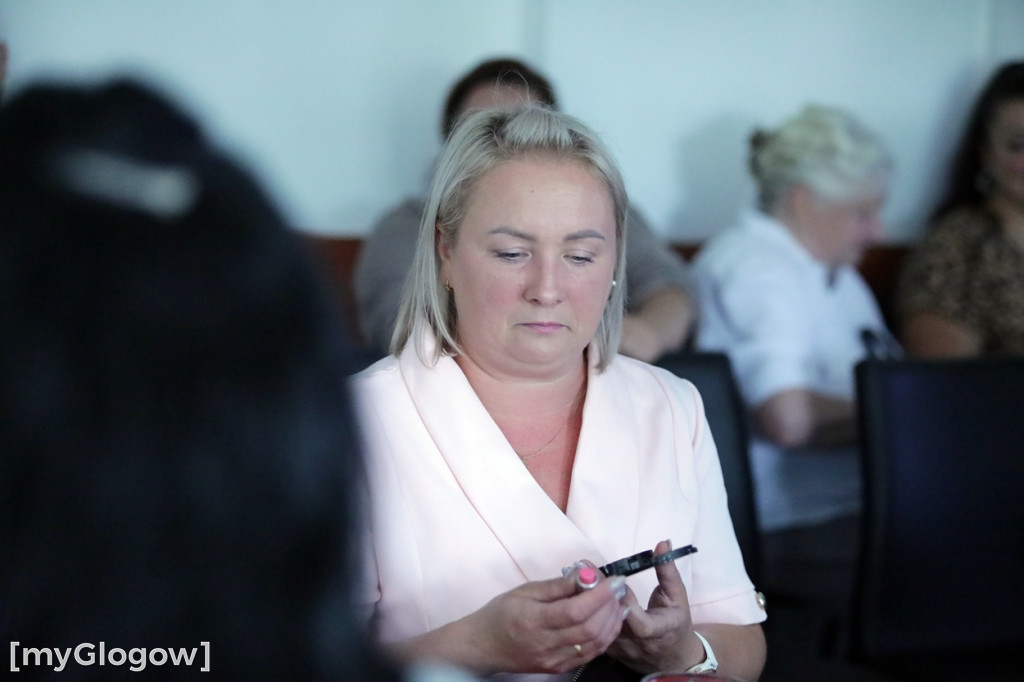 Kwiatowa kolejka z gratulacjami do do wójta