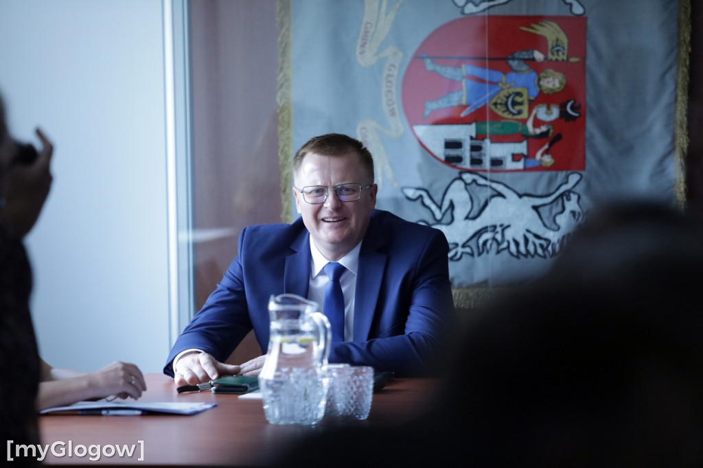 Kwiatowa kolejka z gratulacjami do do wójta
