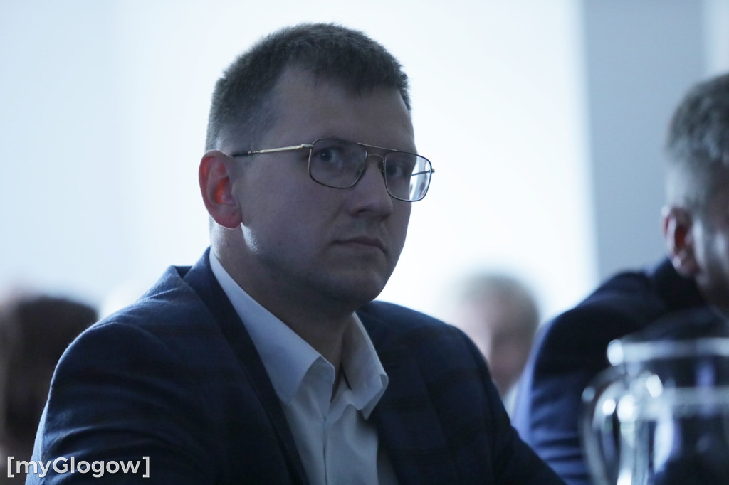 Kwiatowa kolejka z gratulacjami do do wójta