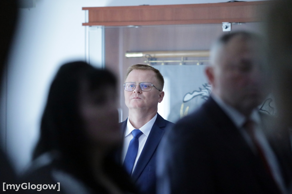 Kwiatowa kolejka z gratulacjami do do wójta