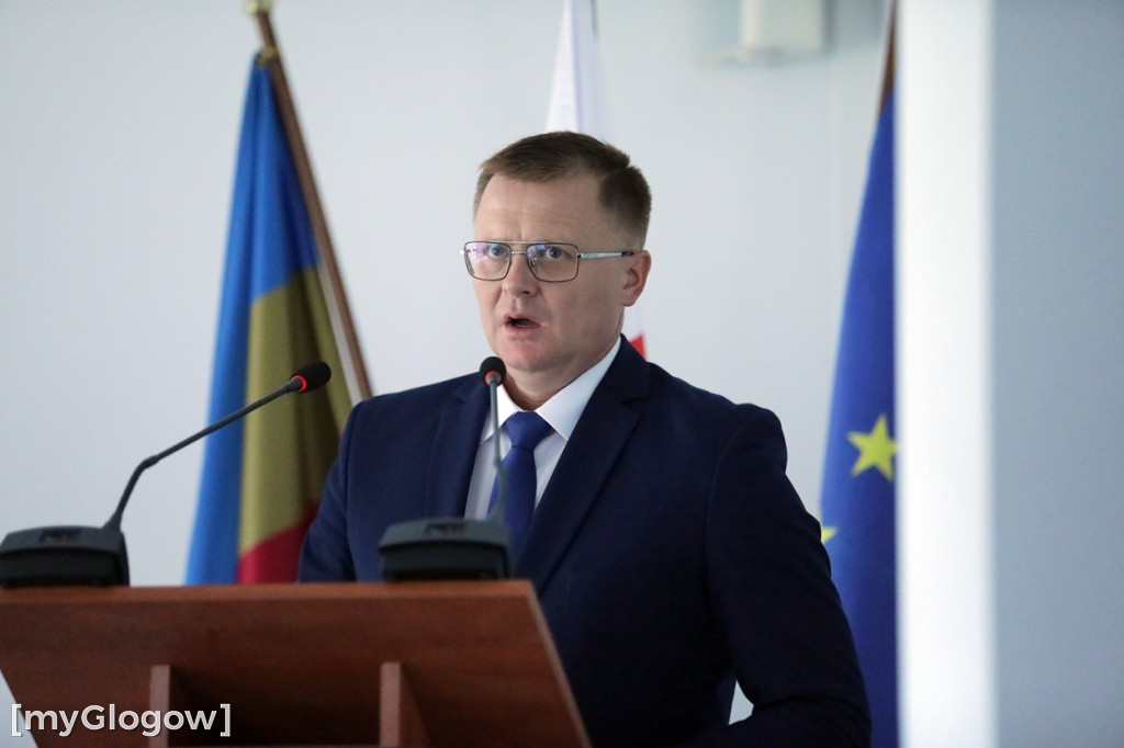 Kwiatowa kolejka z gratulacjami do do wójta