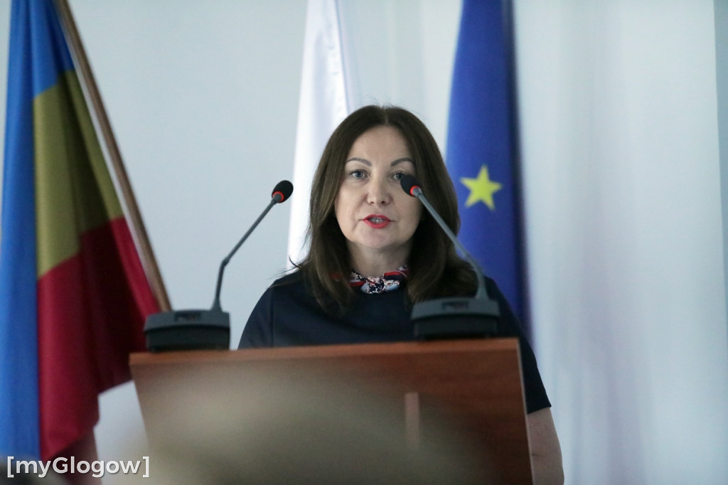 Kwiatowa kolejka z gratulacjami do do wójta
