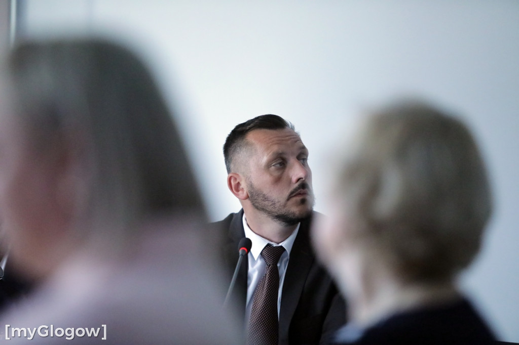 Kwiatowa kolejka z gratulacjami do do wójta
