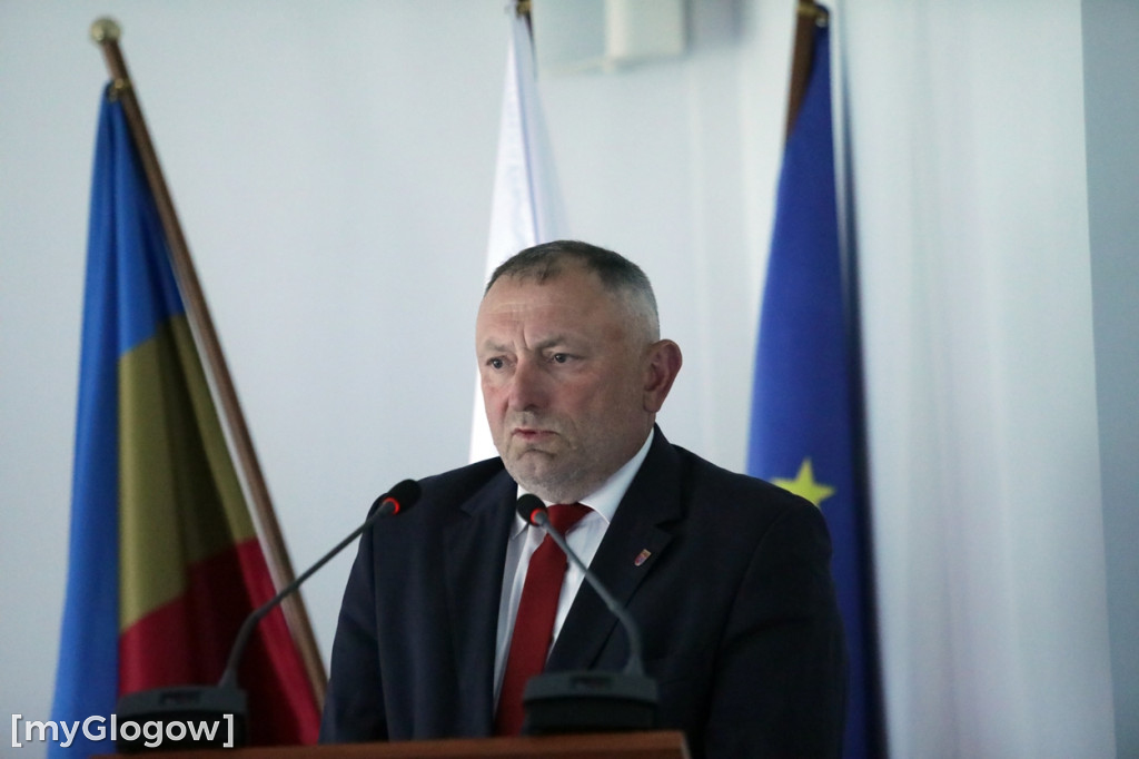 Kwiatowa kolejka z gratulacjami do do wójta