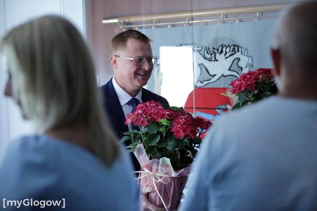 Kwiatowa kolejka z gratulacjami do do wójta