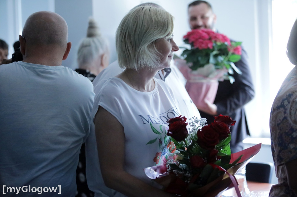 Kwiatowa kolejka z gratulacjami do do wójta
