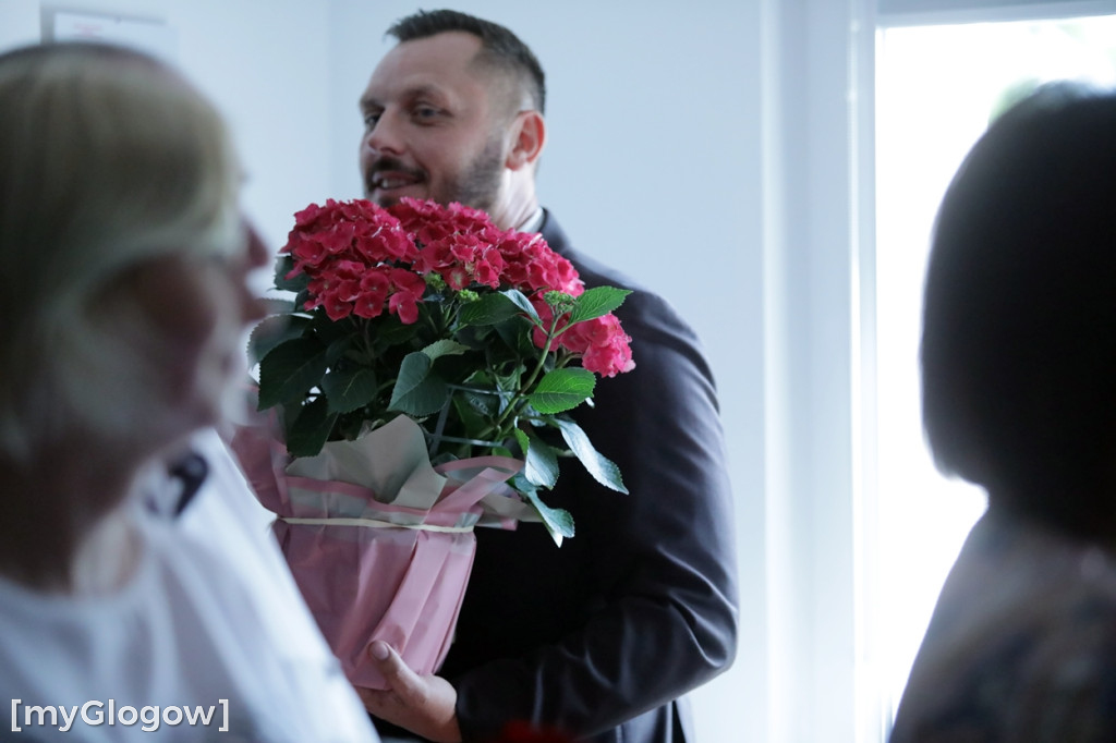 Kwiatowa kolejka z gratulacjami do do wójta