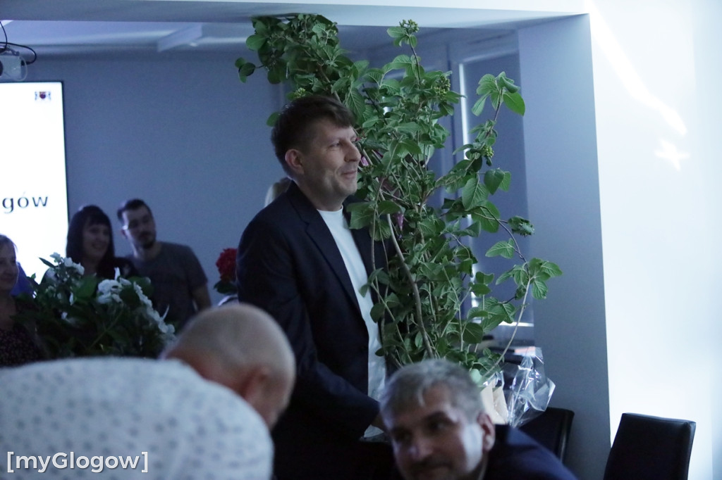 Kwiatowa kolejka z gratulacjami do do wójta