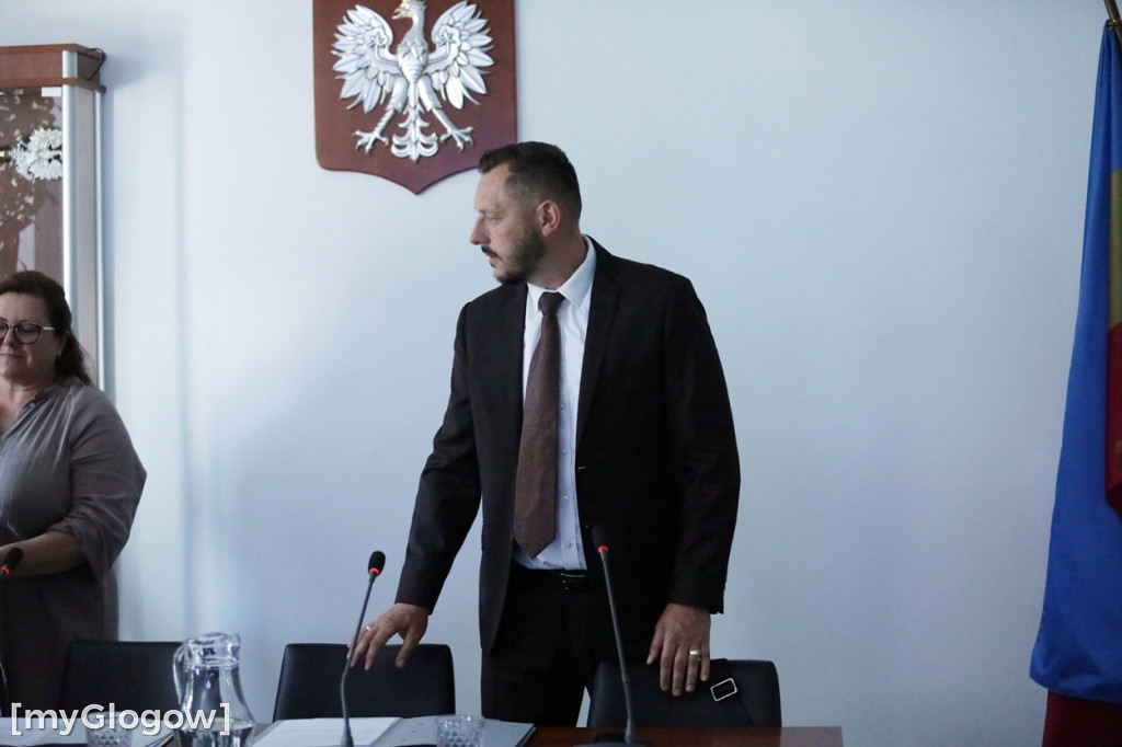 Kwiatowa kolejka z gratulacjami do do wójta