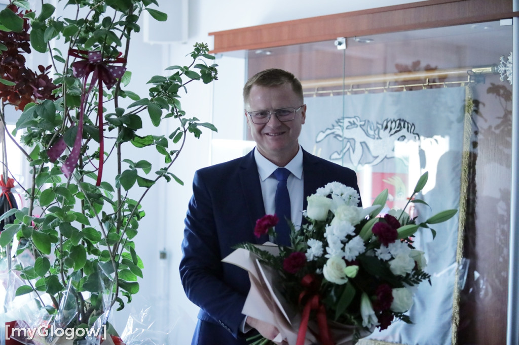 Kwiatowa kolejka z gratulacjami do do wójta