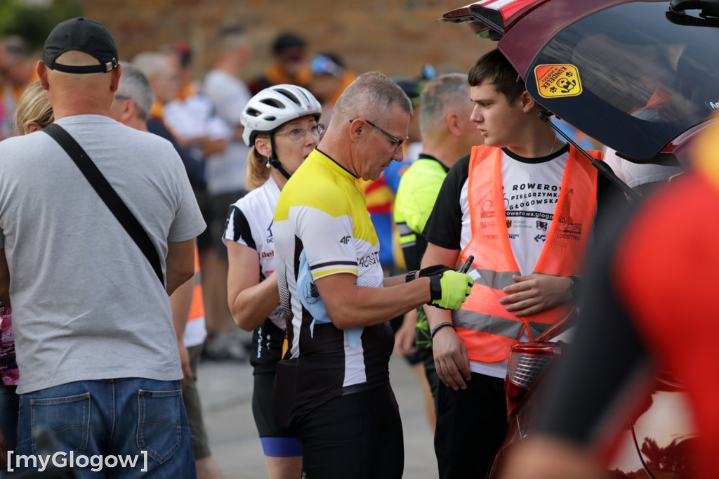Jadą na rowerach z Głogowa do Częstochowy