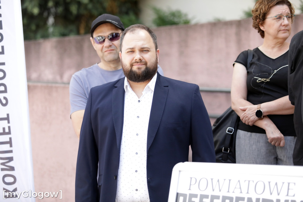 Zebrali podpisy pod referendum
