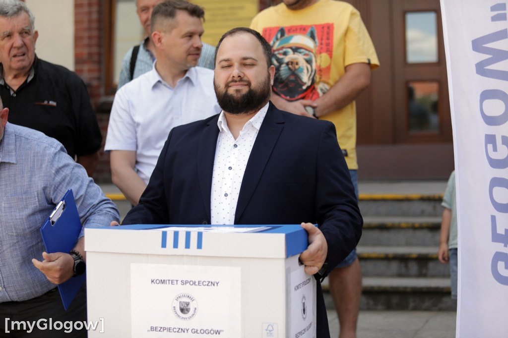 Zebrali podpisy pod referendum