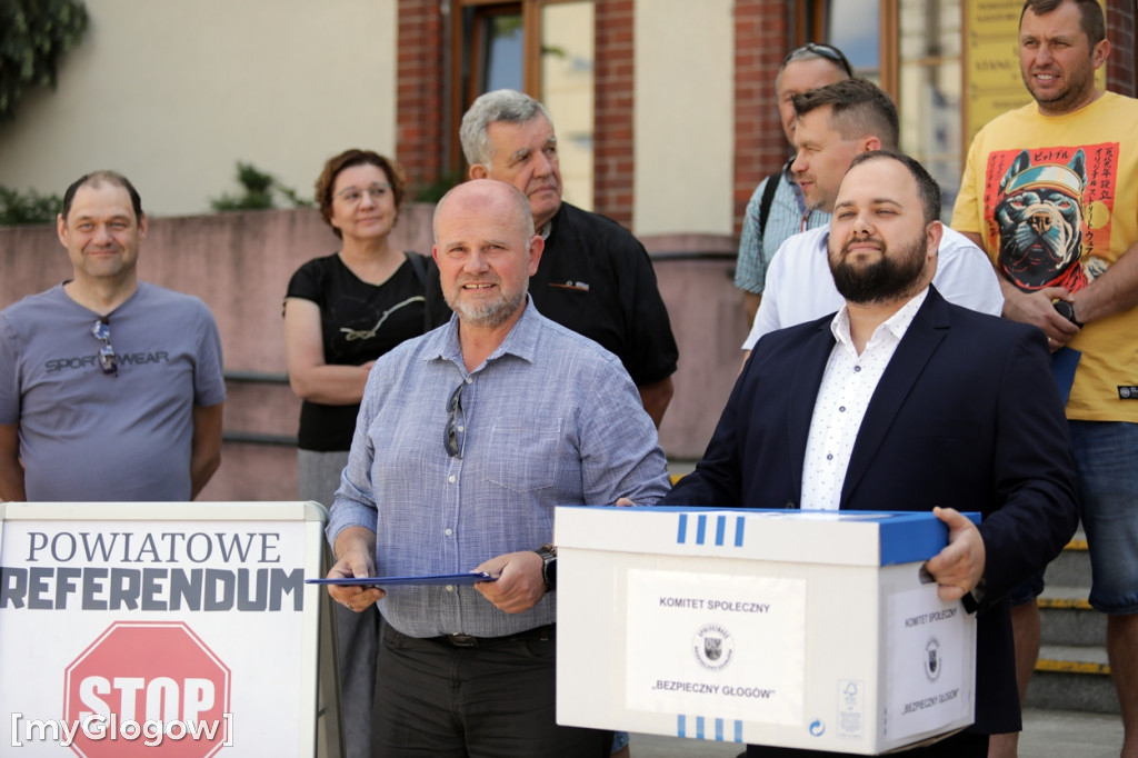 Zebrali podpisy pod referendum