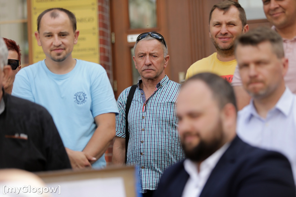 Zebrali podpisy pod referendum
