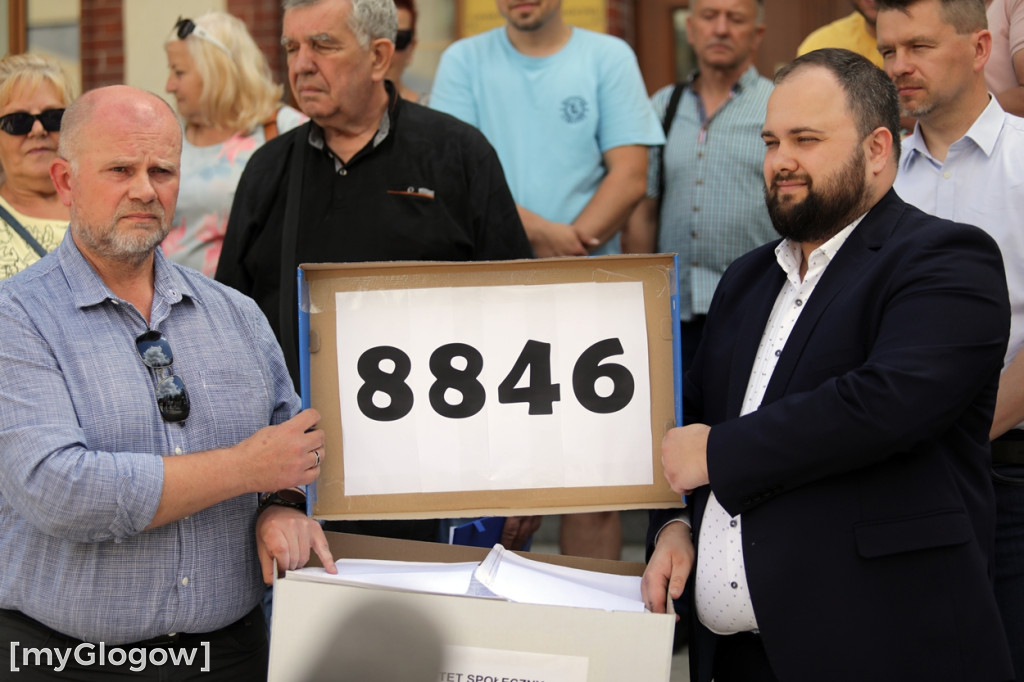 Zebrali podpisy pod referendum