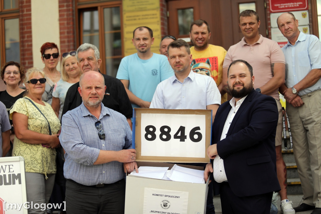 Zebrali podpisy pod referendum